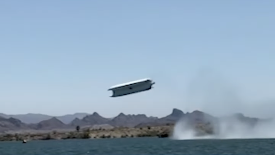 Incroyable accident d’un bateau en course sur un lac dans l’Arizona
