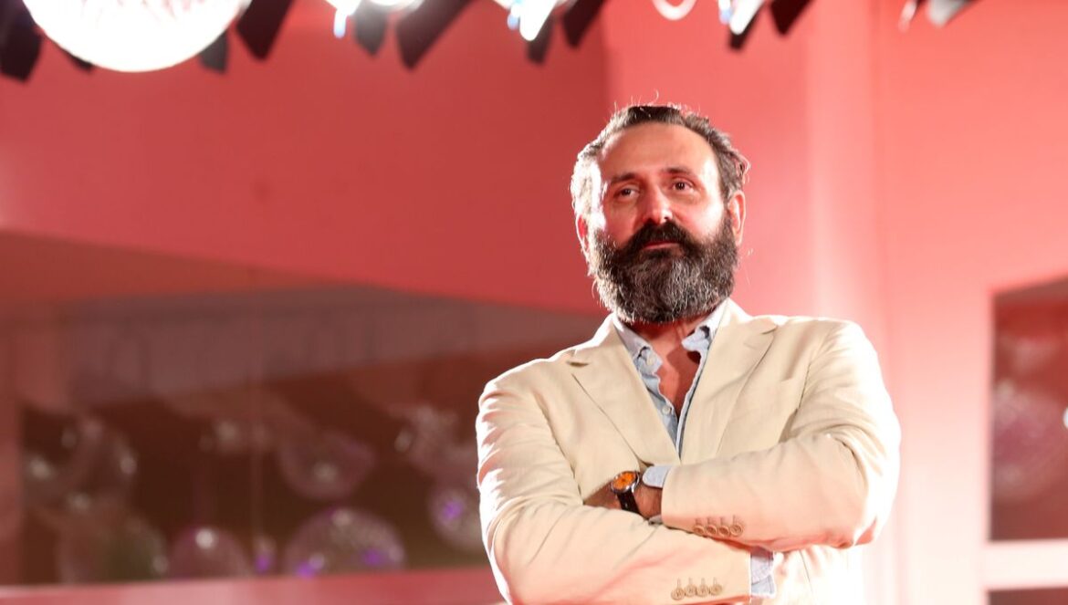 Quentin Dupieux, artiste multidisciplinaire français, célèbre aujourd’hui ses 51 printemps. Réalisateur et musicien prolifique, il est connu pour son style unique et son humour à double sens. Parmi ses œuvres les plus récentes figurent « Yannick » et « Mandibules », avec des performances notables de Raphaël Quenard et Adèle Exarchopoulos. En dehors du cinéma, Dupieux s’illustre également dans le domaine de la musique électronique sous son nom d’artiste Mr. Oizo.