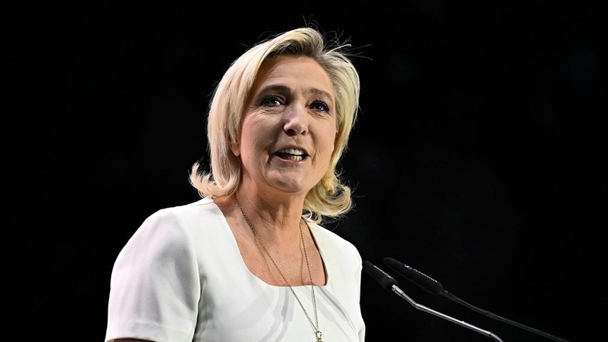 Défiance face au système : Marine Le Pen se drape dans la légitimité populaire