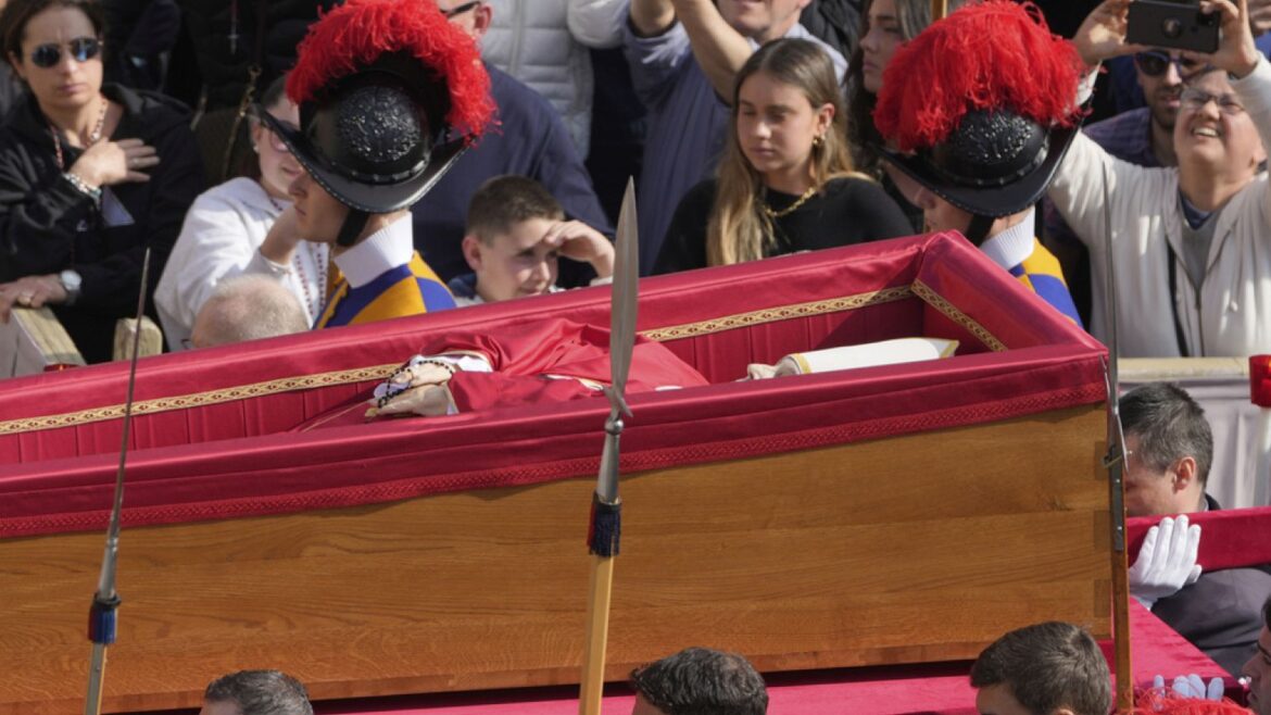 L’esprit critique absent lors des funérailles du pape François