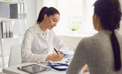 Nouveau droit d’accès direct : les infirmières en pratique avancée peuvent prescrire des antibiotiques et plus encore