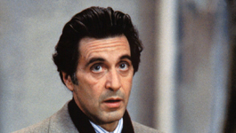 Al Pacino célèbre son anniversaire aujourd’hui, le 25 avril 1940. Acteur, réalisateur et producteur américain reconnu mondialement, il a marqué l’histoire du cinéma avec des rôles cultes tels que Michael Corleone dans « Le Parrain ». Cette performance lui ouvre les portes de Hollywood, où il devient rapidement une figure incontournable grâce à son talent exceptionnel et à sa capacité à incarner des personnages complexes. Au fil des années, Pacino a remporté plusieurs récompenses prestigieuses, dont un Oscar pour « Serpico ». Aujourd’hui encore, malgré l’écoulement du temps, il demeure une icône de l’industrie cinématographique.