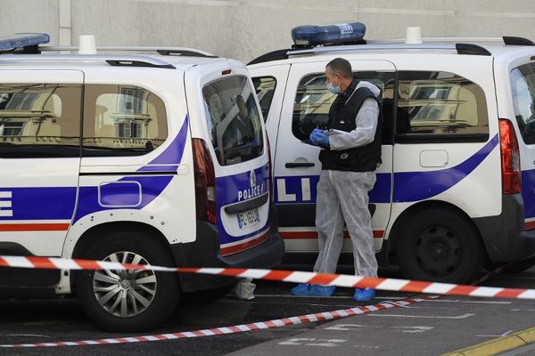 Attaque au couteau devant un commissariat à Antibes