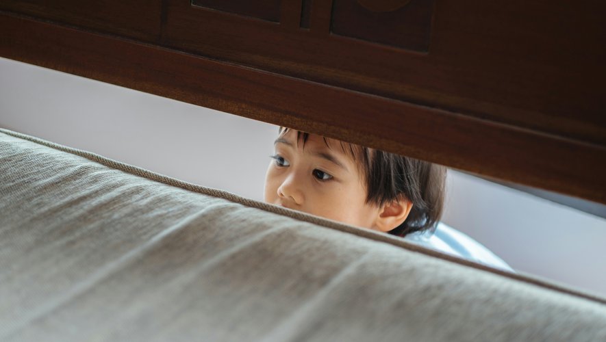 Un individu inquiétant découvert sous le lit d’un enfant par sa baby-sitter