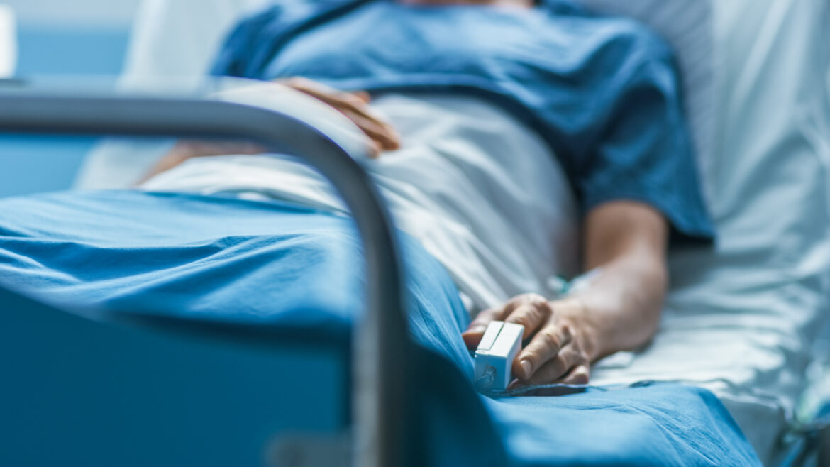 Un Homme Sexagénaire Plongé dans le Coma Après une Brutale Agression