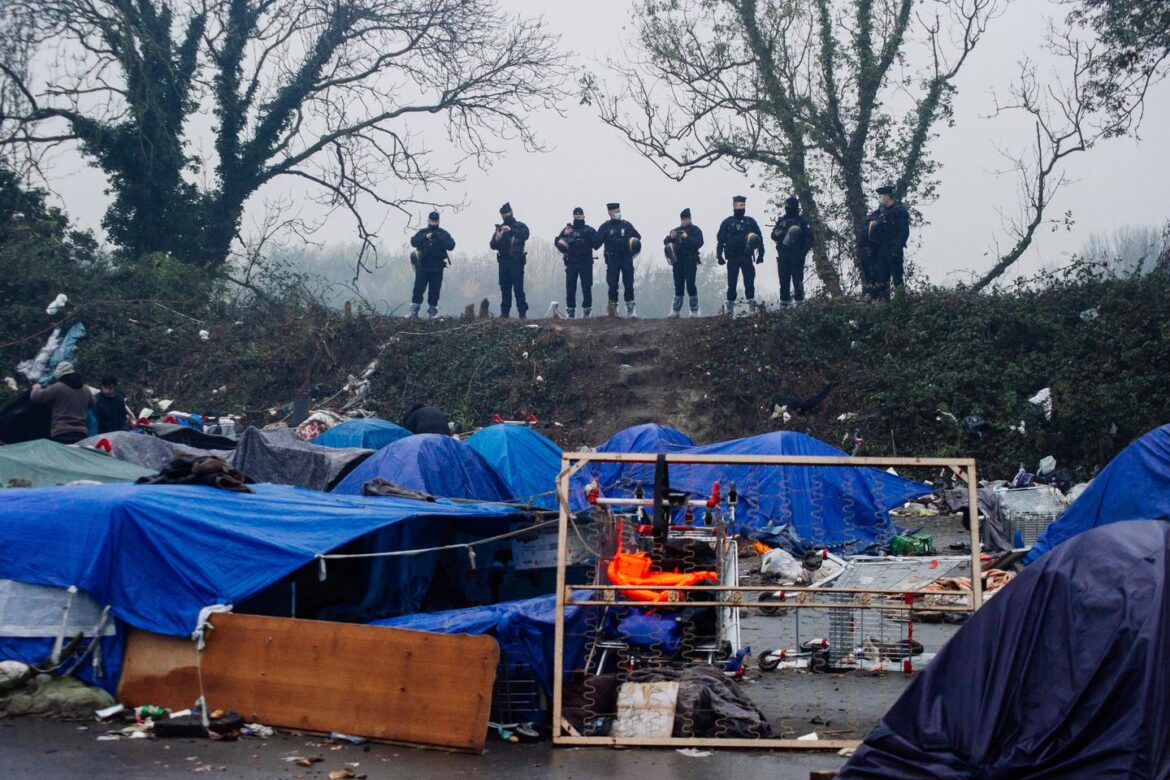 Émeute dans un CRA : trois migrants condamnés pour destruction après saisie de drogue