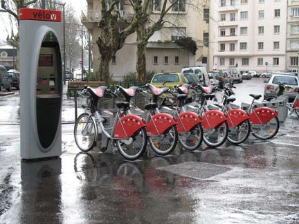 Amélioration de la Coexistence entre Vélos et Voitures : Des Solutions Présentées