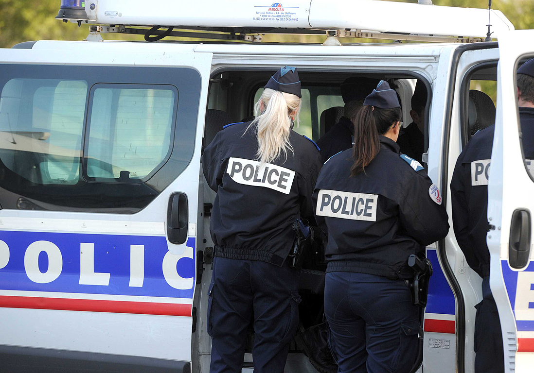 Incident à la mairie de Gignac-la-Nerthe : un employé communal menace avec une batte et blesse un policier
