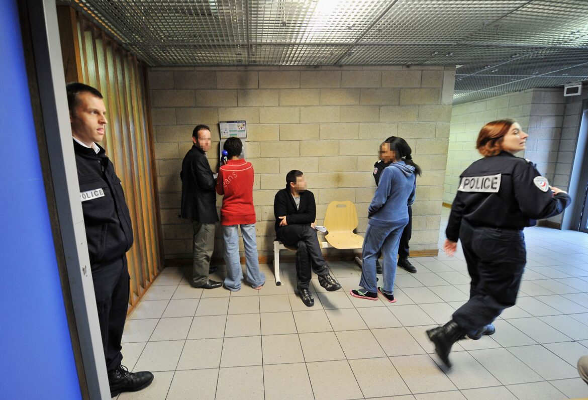 Utilisation excessive des centres d’enfermement administratif : Les associations s’alarment