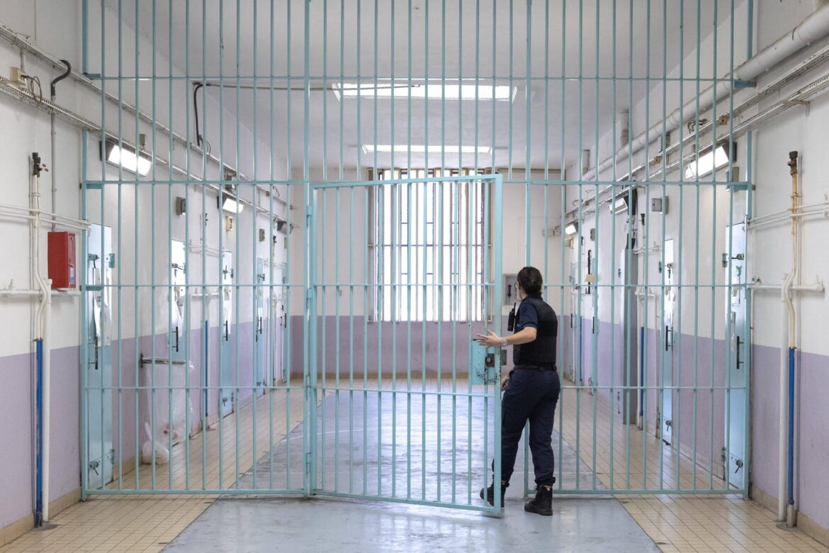 Attaques contre des prisons : 21 suspects présentés devant la justice