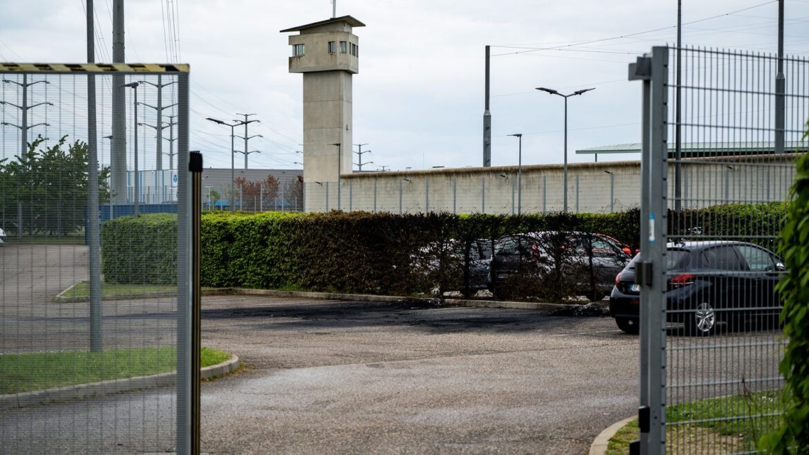 Nouvelle interpellation dans le cadre des attaques contre les prisons : 26 personnes en garde à vue