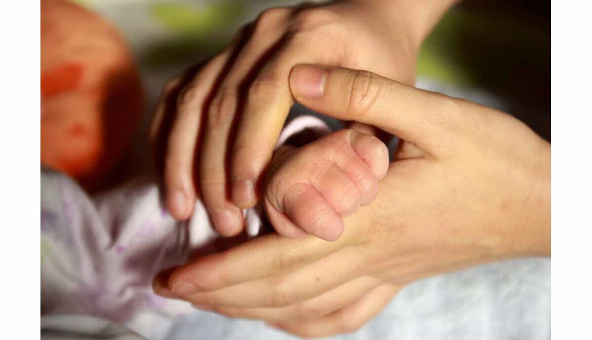 Une Assistante Maternelle Mise en Examens après la Mort d’une Enfant de 2 Ans