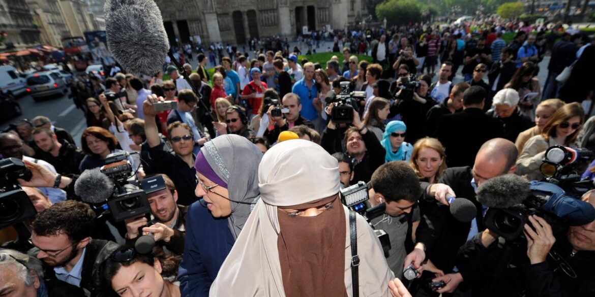 Les Verts Berlinois Réclament la Résiliation d’une Loi Perçue Comme Discriminatoire Envers les Femmes Portant un Voile