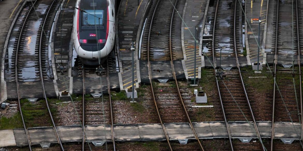 Homme polonais grippé par le froid après un voyage sur la voie du TGV