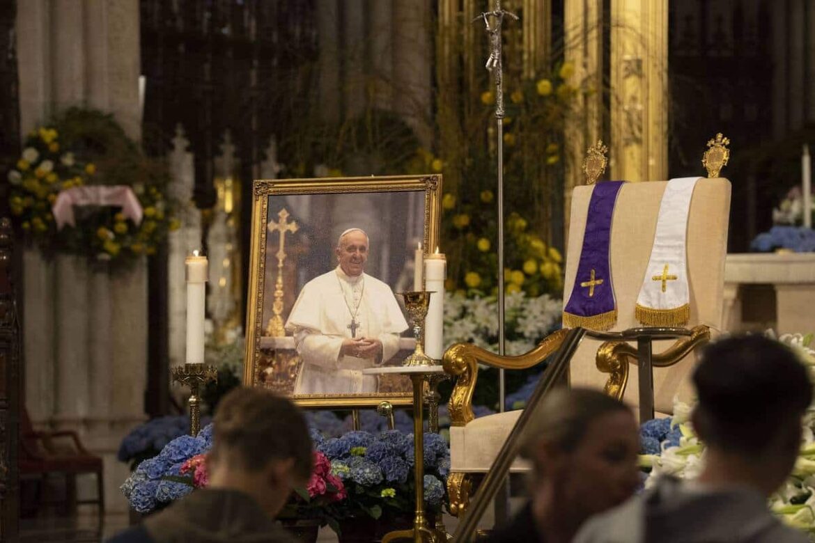 Déferlement de fausses informations sur la mort du pape François
