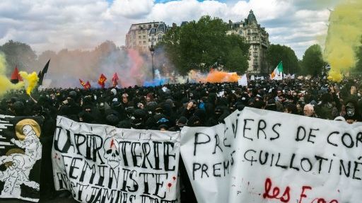 Manifestations Chaotiques à Paris : Les Blocs Noirs Perturbent la Marche Socialiste