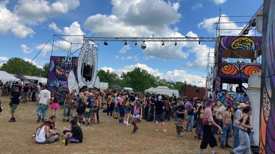 Rave-party illégale dans le Lot : Une foule massive débordant des normes sanitaires