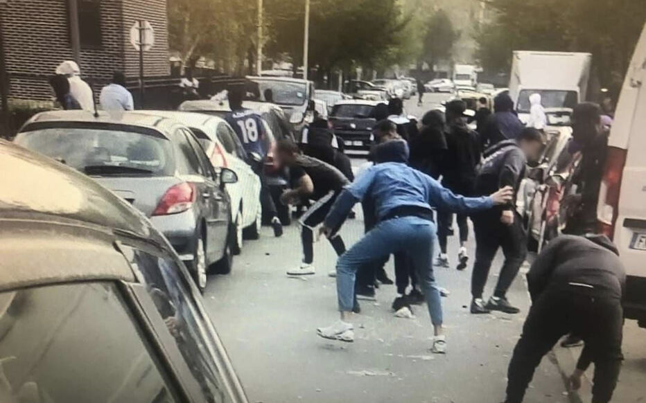 Incidents Violents à Aulnay-sous-Bois : Des Policiers Menacés et des Inscriptions Racistes Repérées