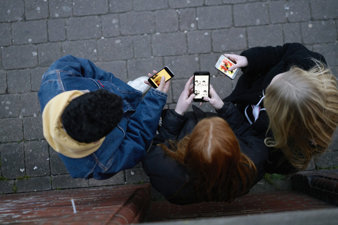 Loi en préparation : Interdire l’accès des moins de 15 ans aux réseaux sociaux