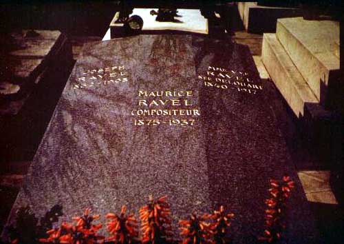 Découverte nocturne des ancêtres de Maurice Ravel dans le cimetière de Ciboure