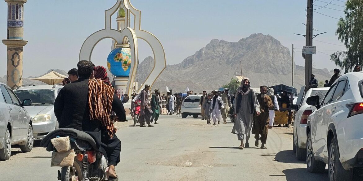 Exécutions publiques en Afghanistan : quatre condamnés fusillés devant des milliers de spectateurs