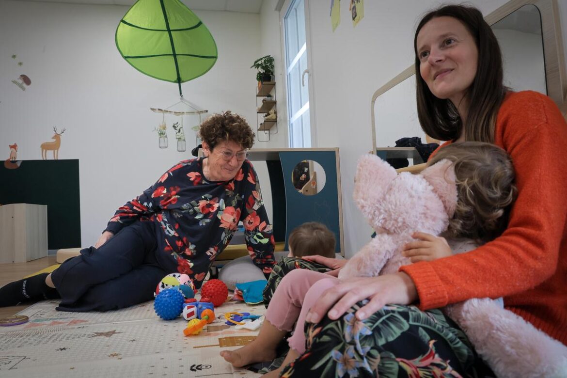 Les mamies et les tout-petits partagent le même espace dans la micro-crèche Tom et Josette à Montussan.