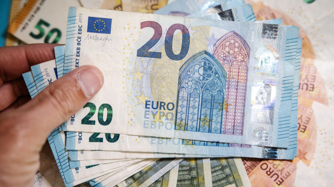 Incident Inattendu : Une Gérante de Bar Perd et Recouvre 19 000 Euros