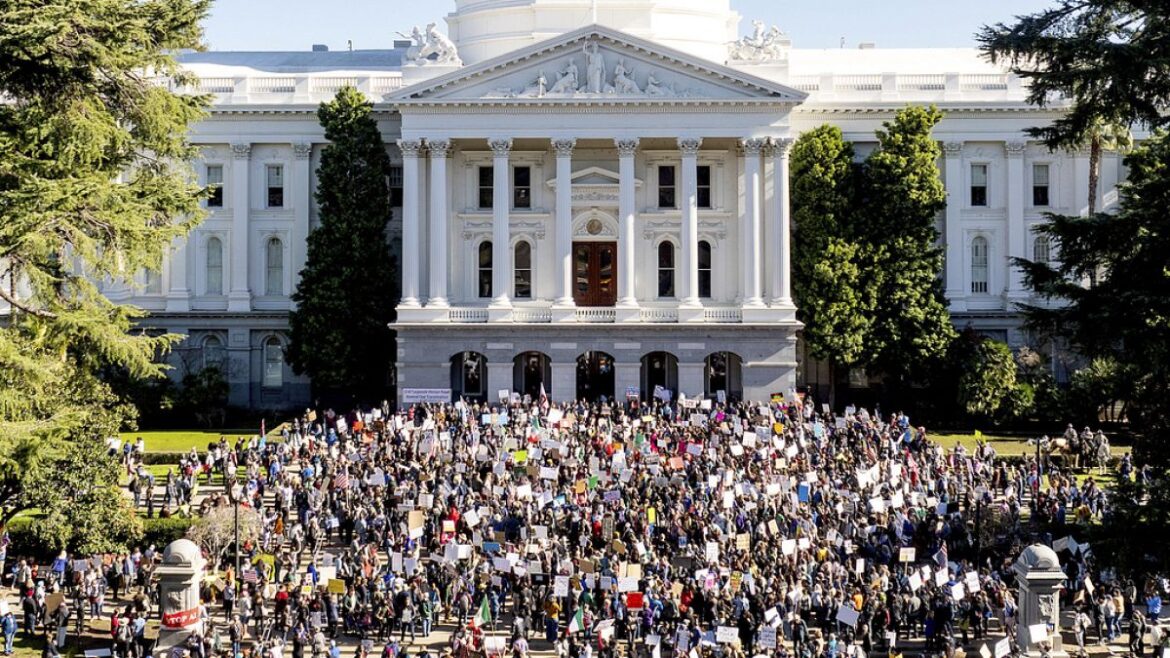Manifestations massives aux États-Unis contre la politique de Trump et Musk