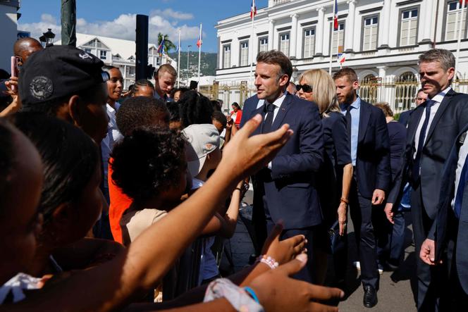 Emmanuel Macron en visite à La Réunion pour évaluer la situation après le cyclone Garance et l’épidémie de chikungunya
