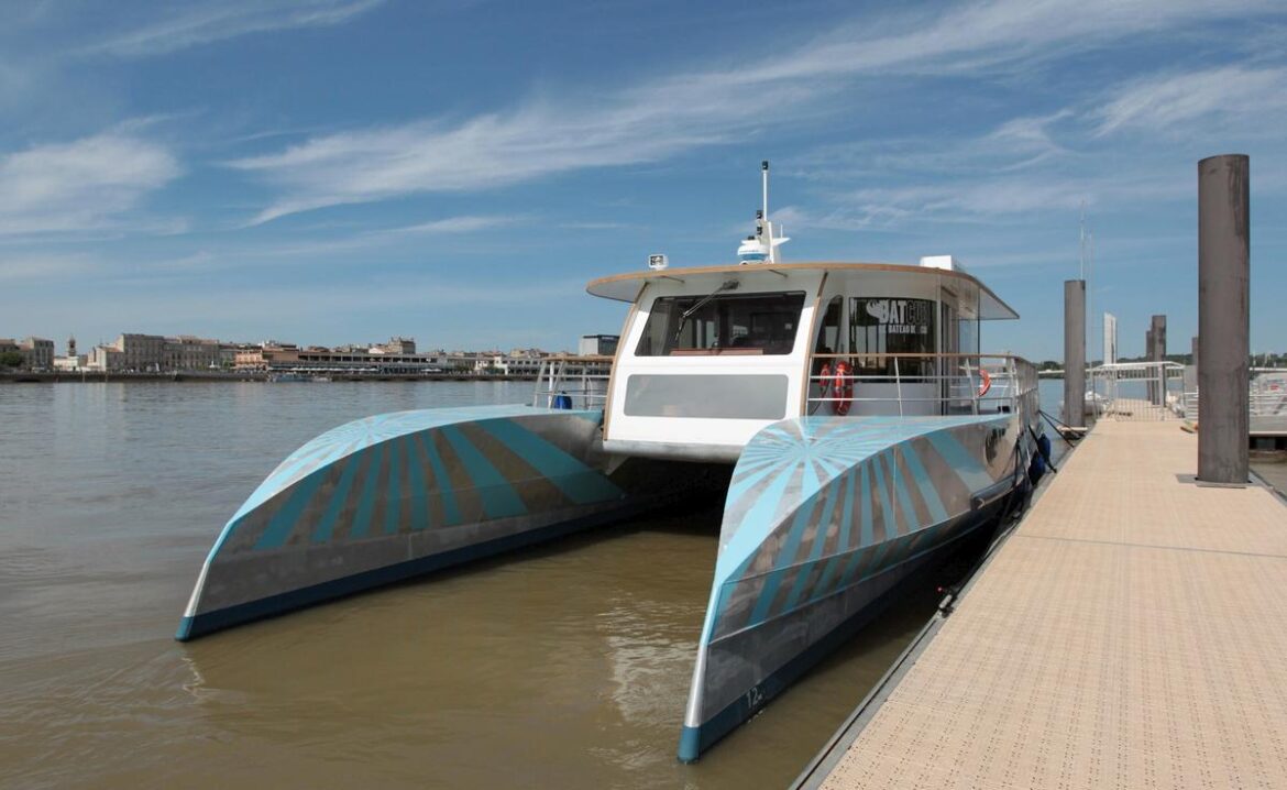 Le BatCub, désormais connu sous le nom de Bato, célèbre douze années depuis son lancement sur la Garonne à Bordeaux, reliant la ville à Lormont et plus récemment Bègles.