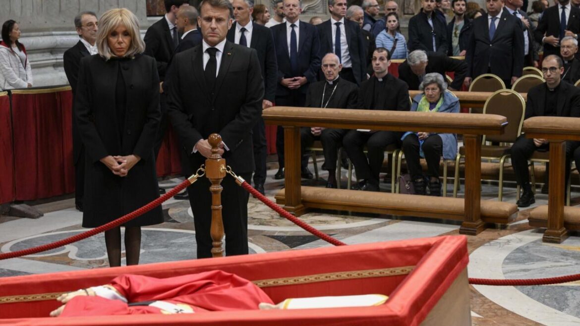 Emmanuel Macron Se Prépare Pour Les Obsèques Du Pape François