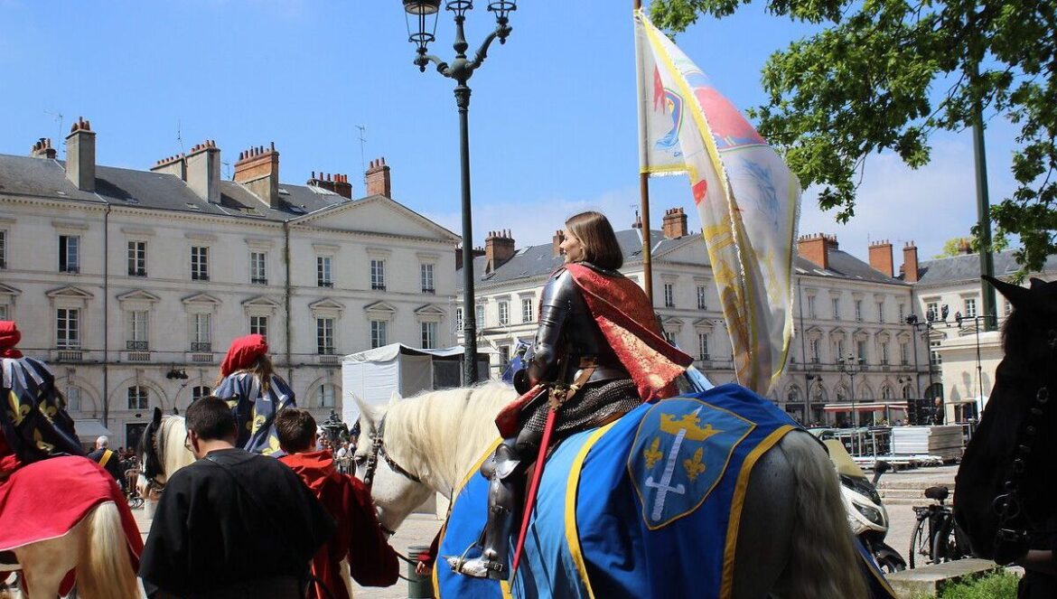 Orléans : Le Défilé Militaire et Commémoratif des Fêtes Johanniques Rassemble la foule