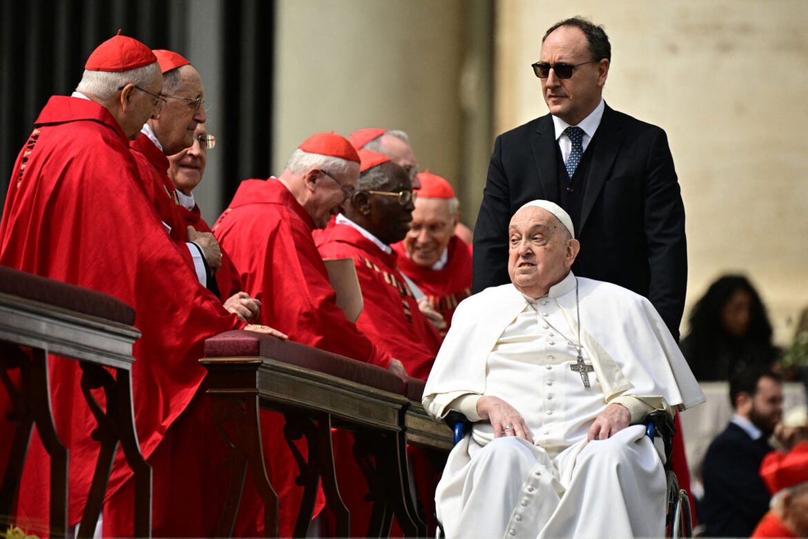 Le pape François surprend la foule à la Place Saint-Pierre