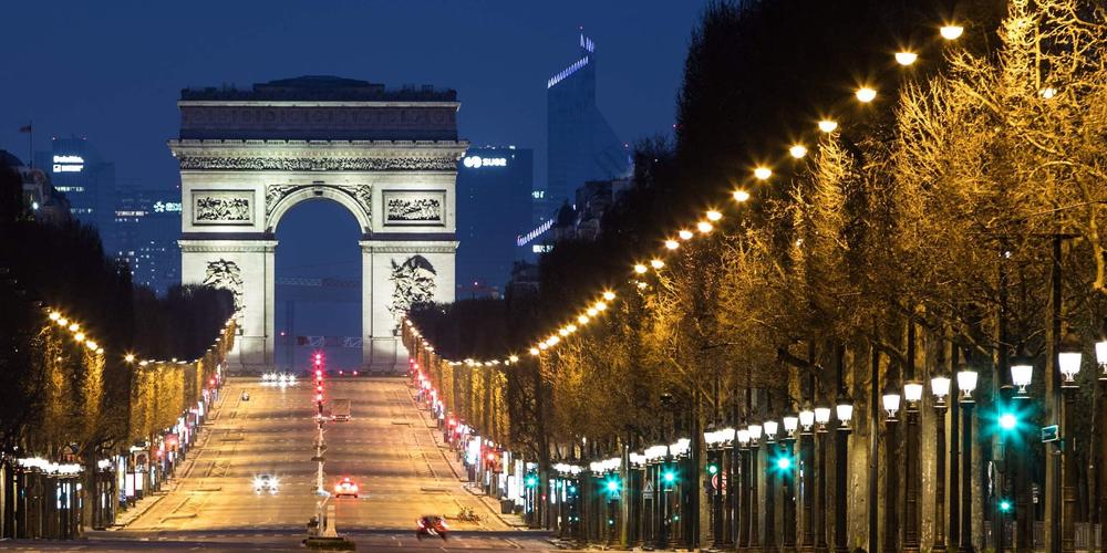 Incident sur les Champs-Élysées : Un Jet de Pétard Cause Panique