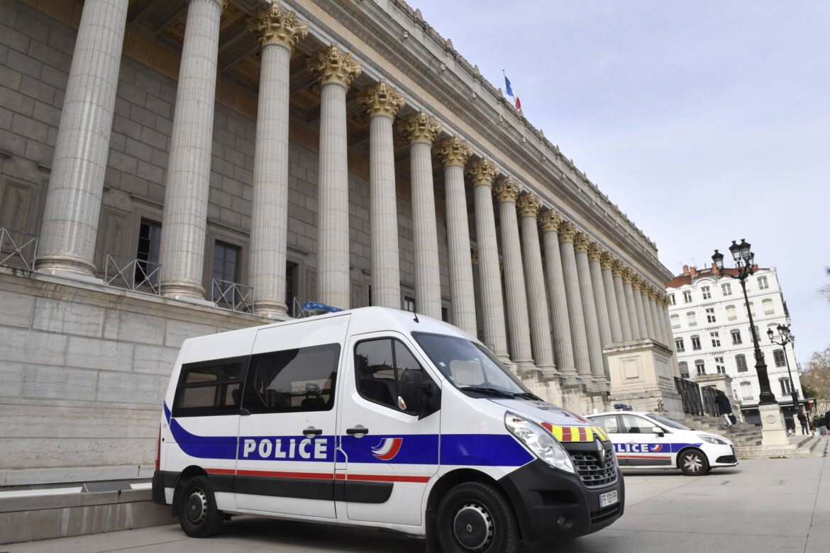 «Un migrant algérien à Lyon : des menaces contre la France et une tentative d’agression sur un gendarme»