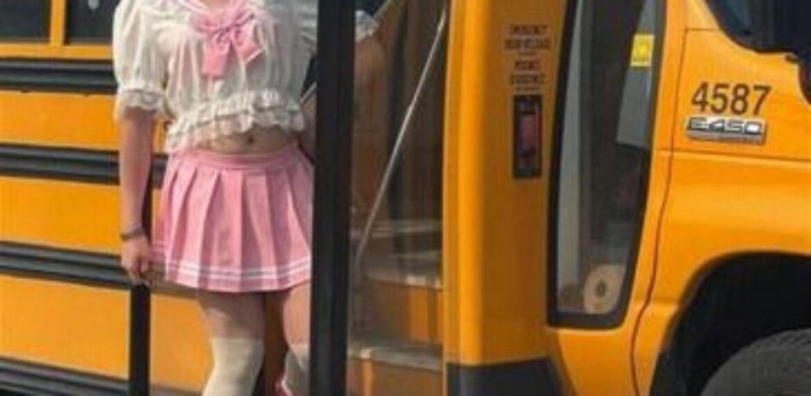 Le conducteur d’un bus scolaire canadien déclenche un tollé en s’habillant en écolière et nommant sa ligne « Lolita line »