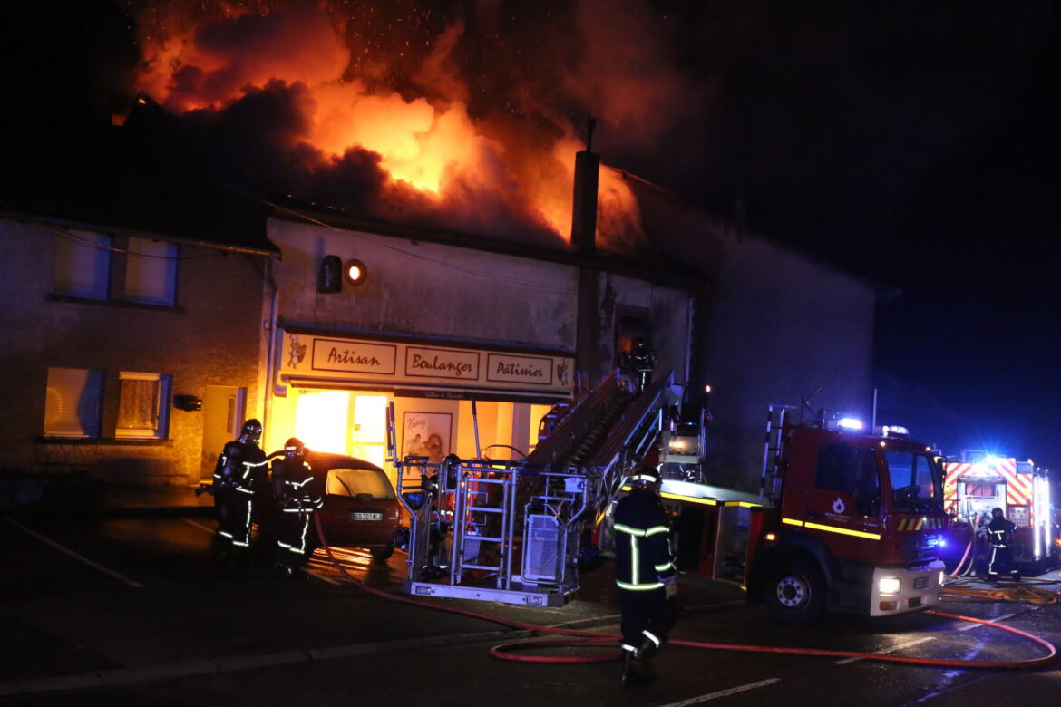 Incendie humain : un conducteur récidiviste abandonne une victime bloquée sur la route