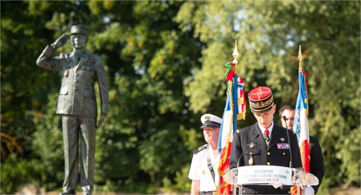 Statue en bronze d’Arnaud Beltrame : une célébration de l’héroïsme face à la terreur islamiste