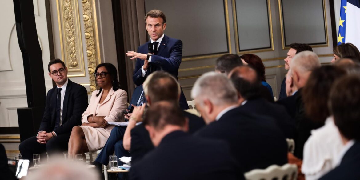 Emmanuel Macron sous pression : une approche controversée pour lutter contre l’insécurité et les réseaux sociaux