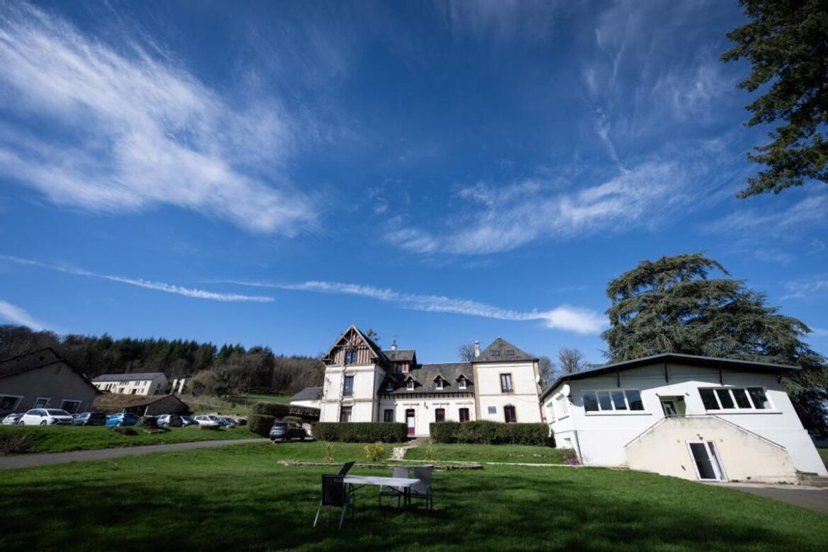 La dissolution inquiétante de l’IESH de Château-Chinon : une menace pour l’éducation musulmane en Europe