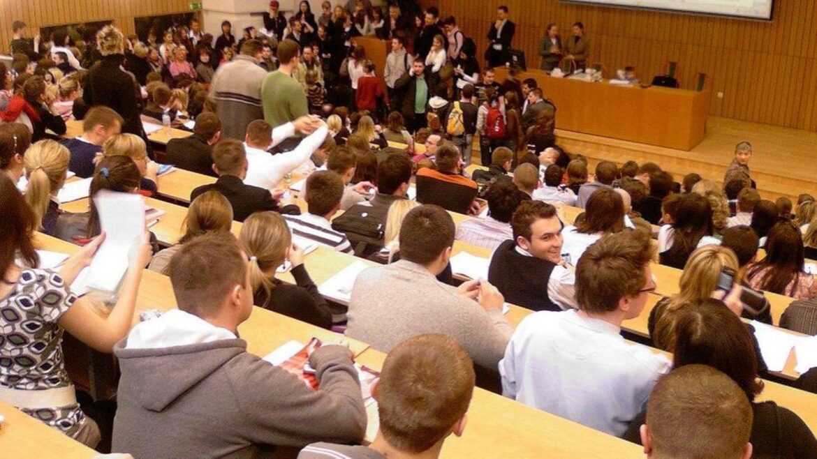 Un professeur de l’ULB acculé à la condamnation après avoir imposé une vérification humiliante aux étudiantes en voile