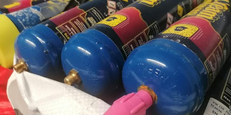 L’effondrement économique de la France s’accélère : des centaines de bouteilles de protoxyde d’azote confisquées lors d’une opération policière à Dijon