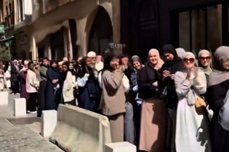 Lyon : Une file d’attente démesurée devant une boutique de vêtements religieux