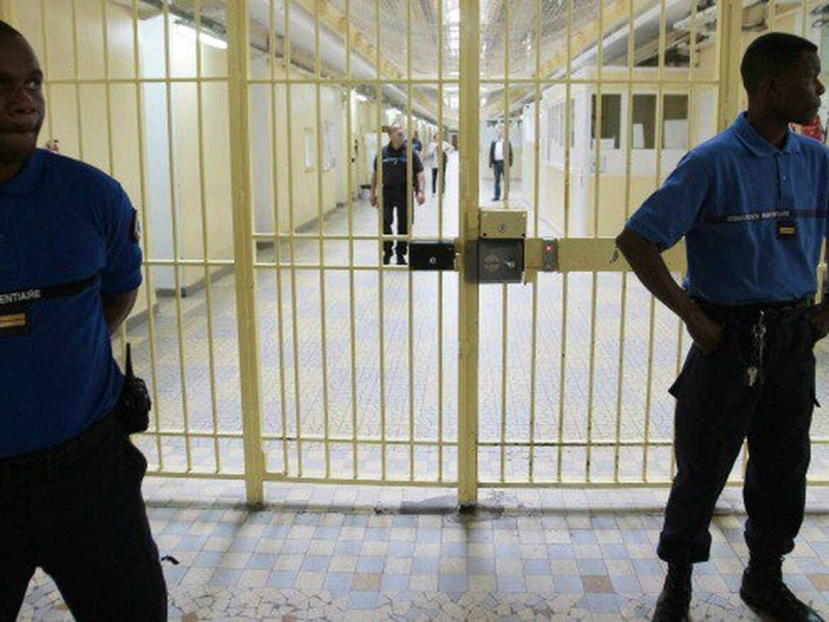 Aggression brutale dans une prison française : un gardien attaqué par un détenu placé en isolement