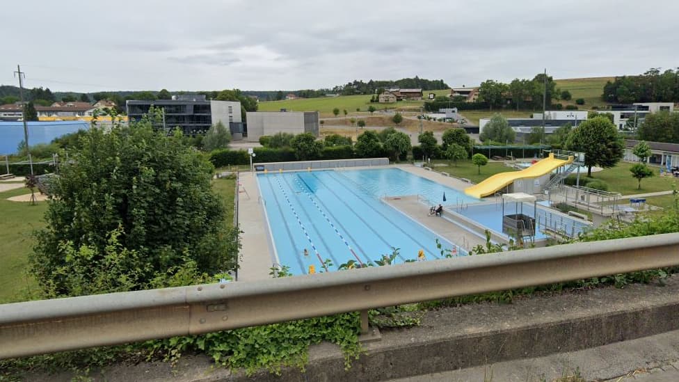 Porrentruy interdit l’accès à la piscine aux jeunes français frontaliers après des actes de violence et d’incivilité