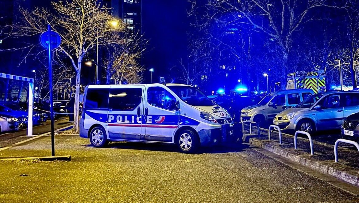 Attaque sanglante à Grenoble : un bar détruit par une voiture bélier