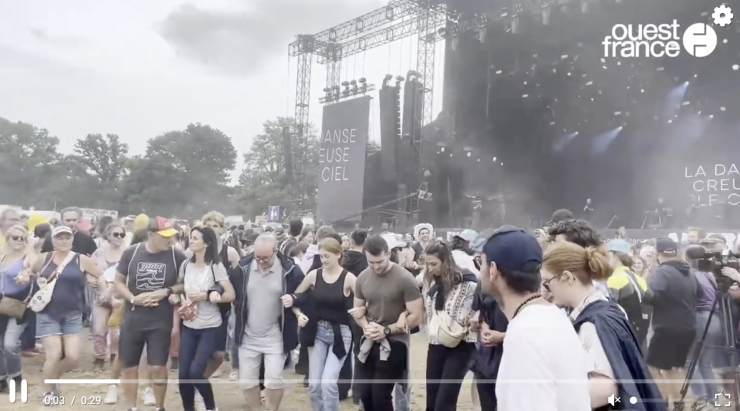 Les danseurs celtiques ébranlent la foule à l’occasion des Vieilles Charrues 2025