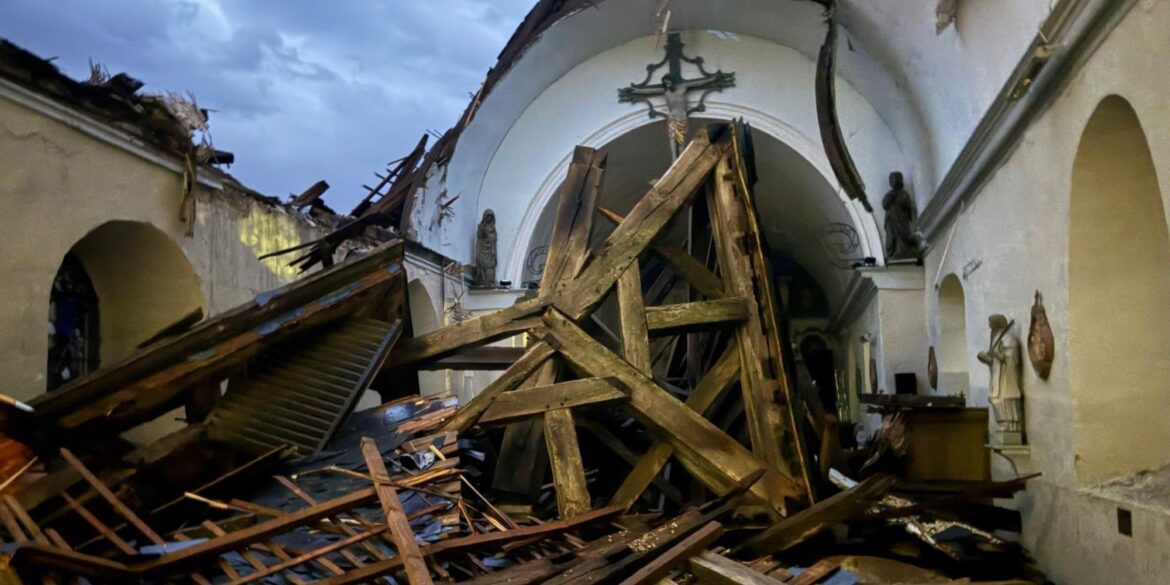 Valailles : une église menacée par les éléments après un cataclysme dévastateur