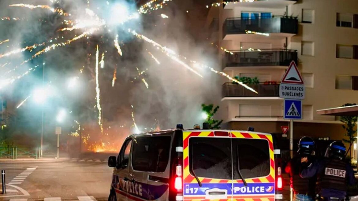 Une nuit de chaos et de violence dans les Ardennes : cinq voitures détruites et des tirs de mortier d’artifice