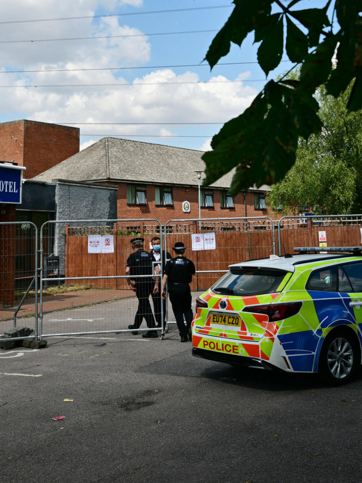 Epping : La police britannique provoque des affrontements en escortant des militants antifas vers une manifestation anti-immigration
